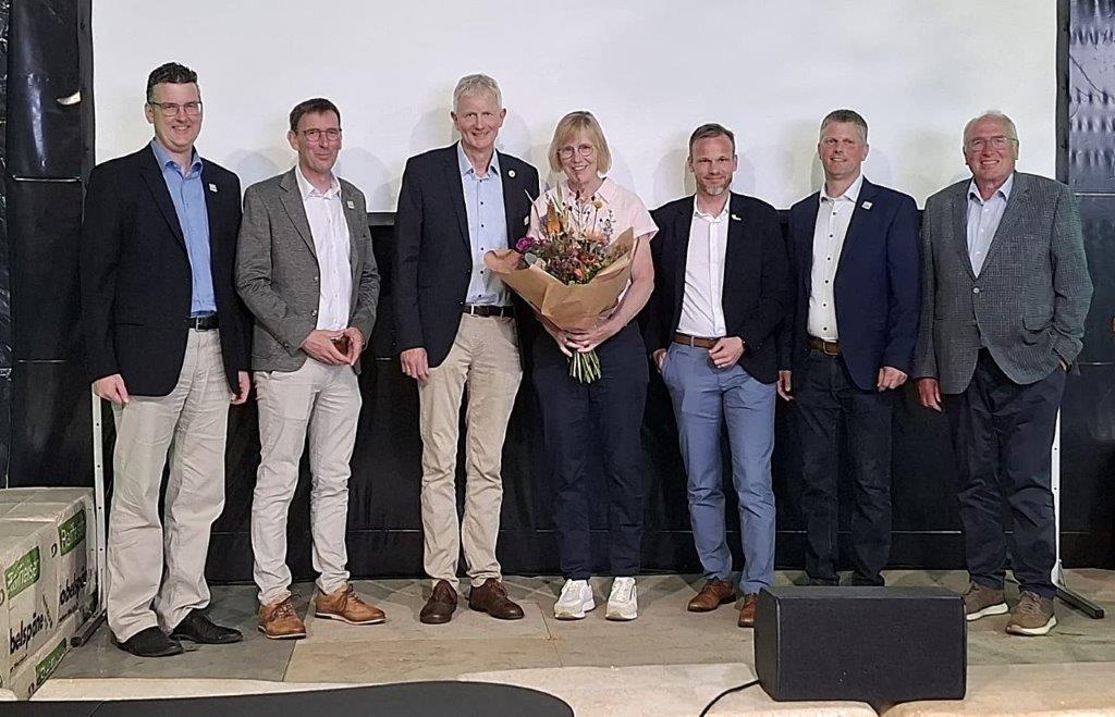 Mit Ablauf der Hauptversammlung der Raiffeisen Railand AG schied Aufsichtsratsvorsitzender Berthold Kreikenberg (3.v.l.) aus dem Amt. Als Zeichen der Anerkennung und Wertschätzung für seine jahrzehntelange Arbeit im genossenschaftlichen Ehrenamt zeichnete ihn Vorstand Klaus Lehmkuhl (4.v.l.) vom Raiffeisenverband Westfalen-Lippe (RVWL) an der Seite seiner Ehefrau Maria mit der Ehrennadel in Silber aus. Es gratulieren (v.l.) Vorstand Felix Große Verspohl, Stefan Schulze Frenking (stellv. Aufsichtsratsvorsitzender, Vorstand Michael Grewe und der ehemalige AGRAVIS-Vorstand Johannes Schulte-Althoff. Foto: pd